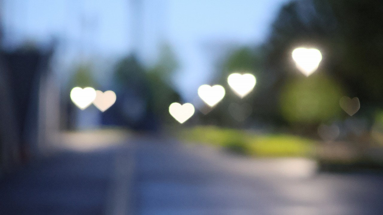 群馬県太田市の太田市運動公園の風鈴と花