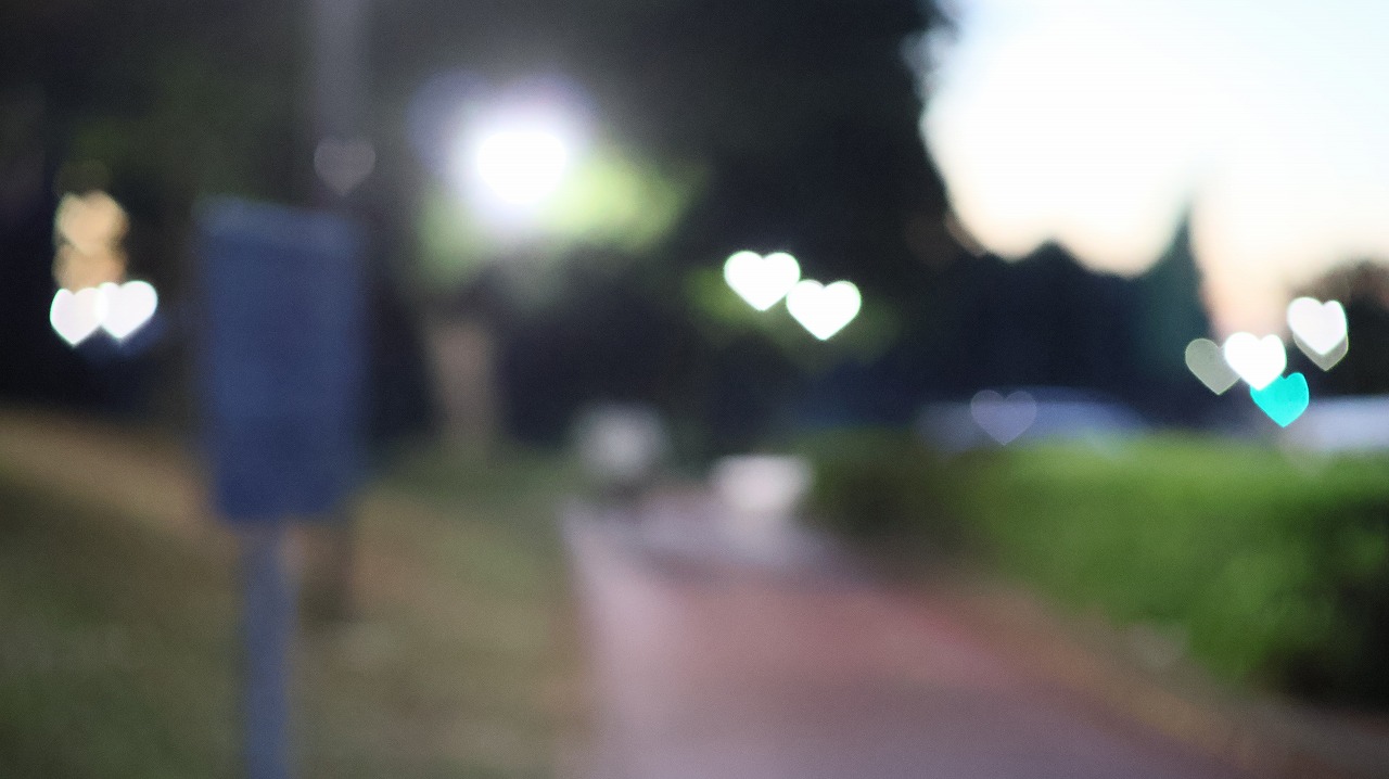 群馬県太田市の太田市運動公園の風鈴と花