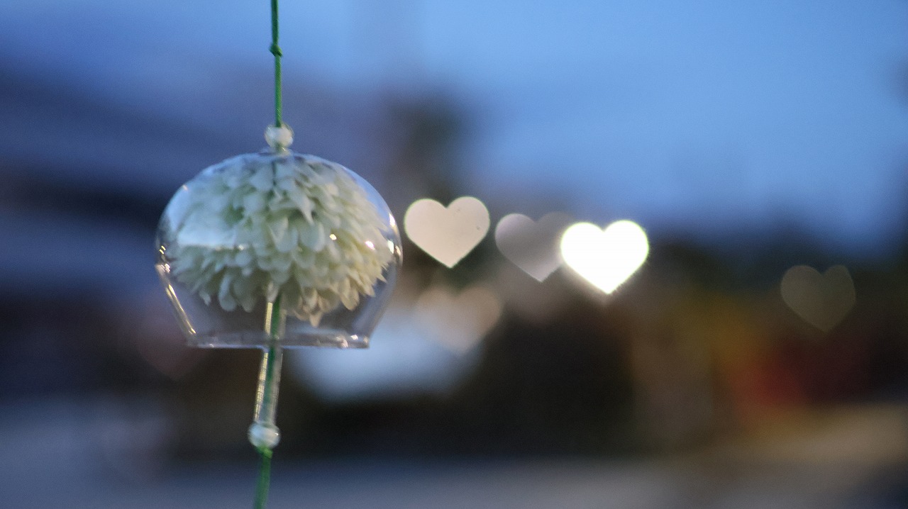 群馬県太田市の太田市運動公園の風鈴と花