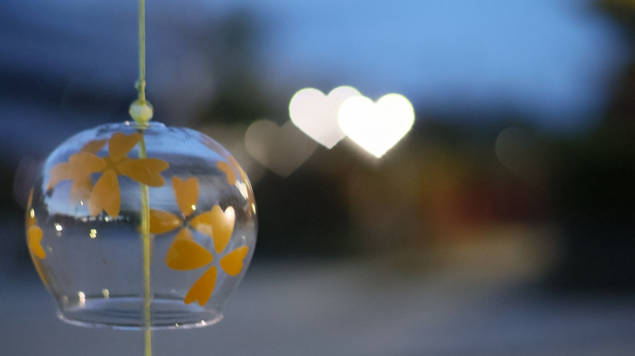 群馬県太田市の太田市運動公園の風鈴と花