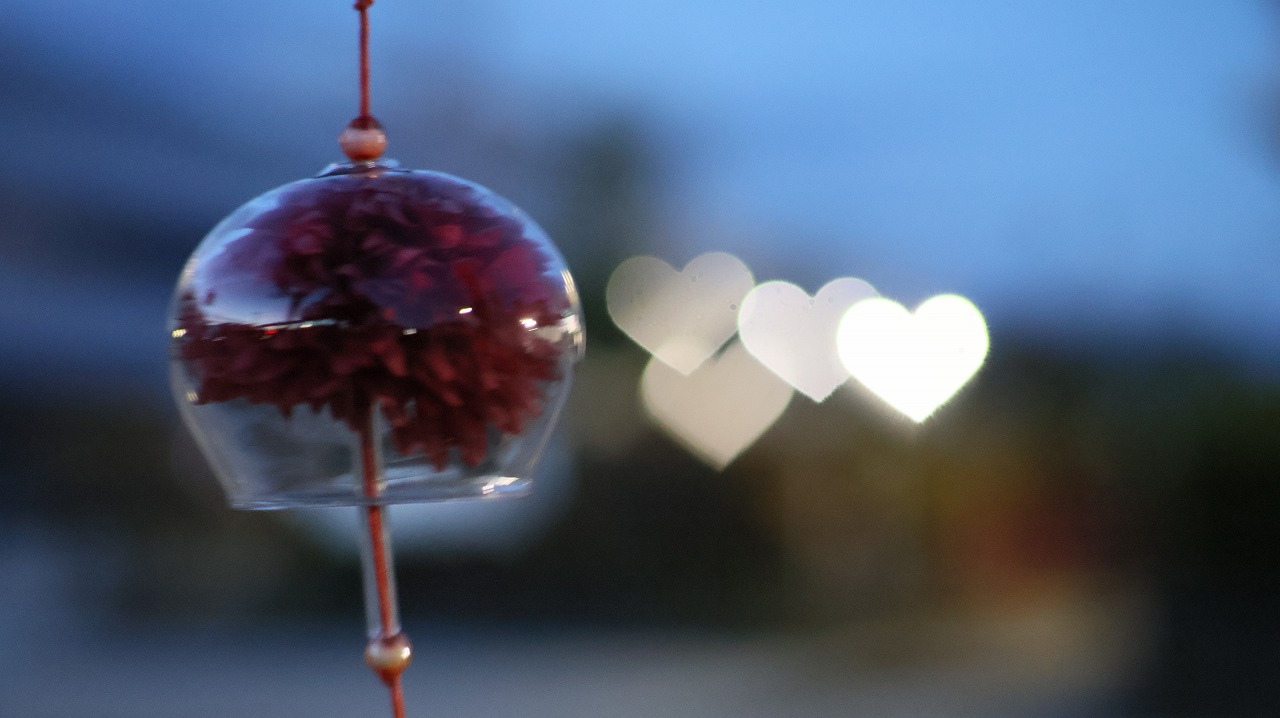 群馬県太田市の太田市運動公園の風鈴と花