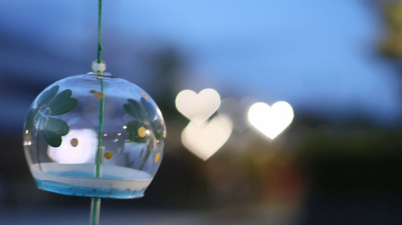 群馬県太田市の太田市運動公園の風鈴と花