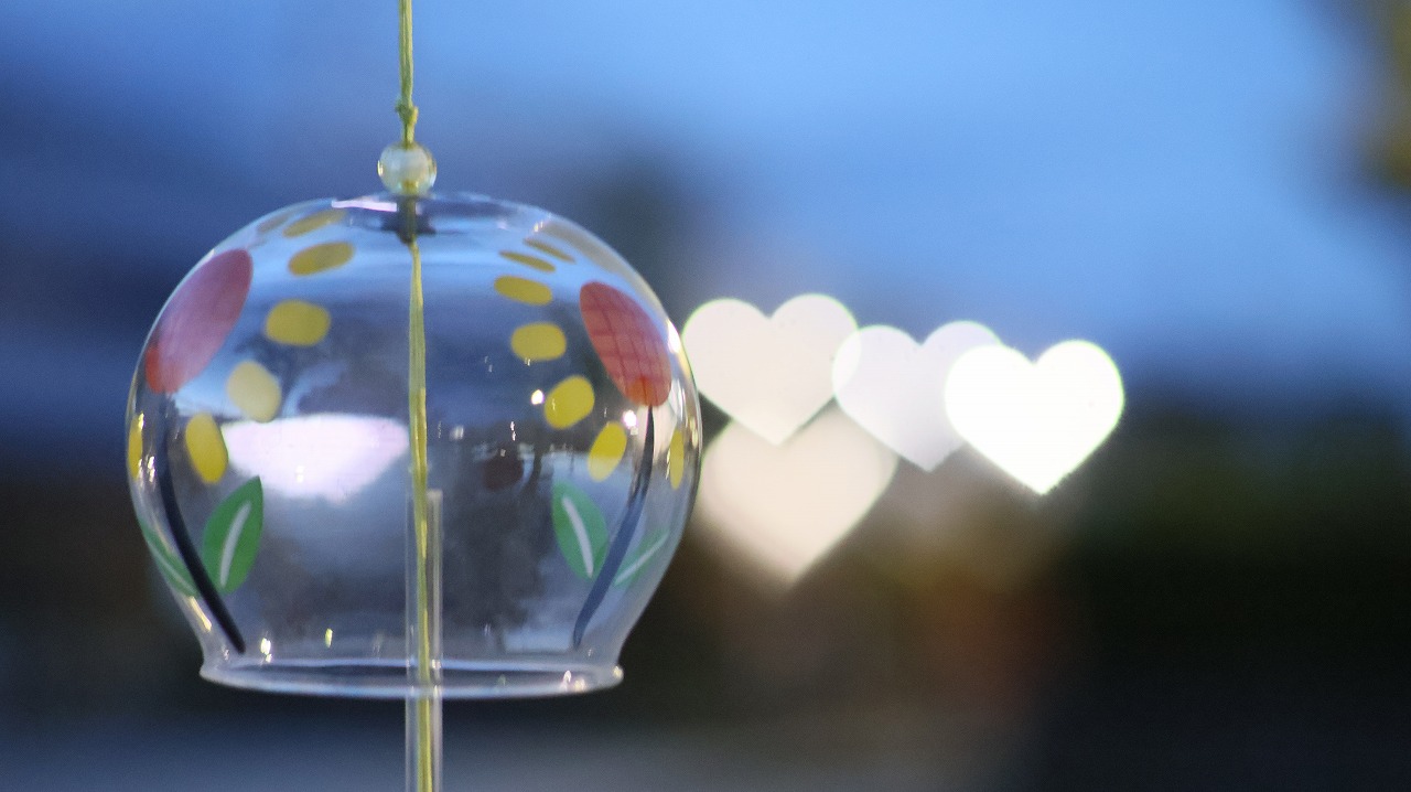 群馬県太田市の太田市運動公園の風鈴と花