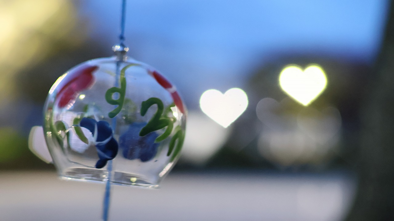 群馬県太田市の太田市運動公園の風鈴と花