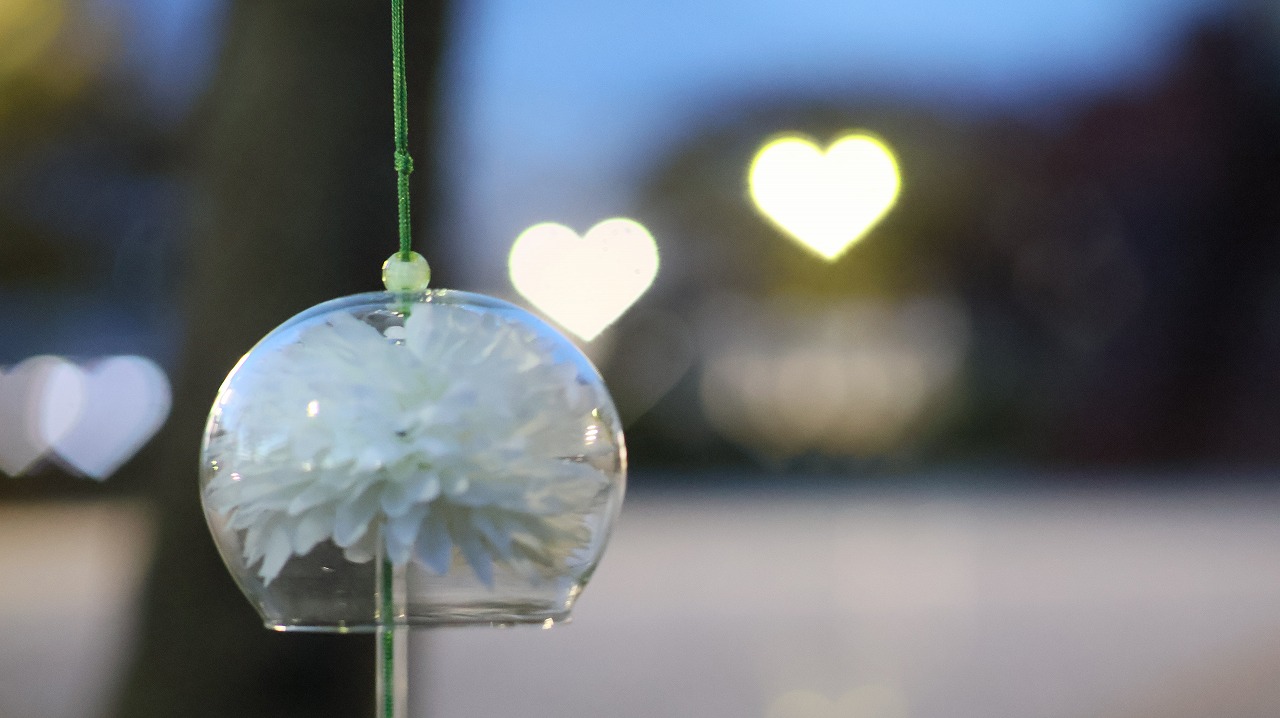 群馬県太田市の太田市運動公園の風鈴と花