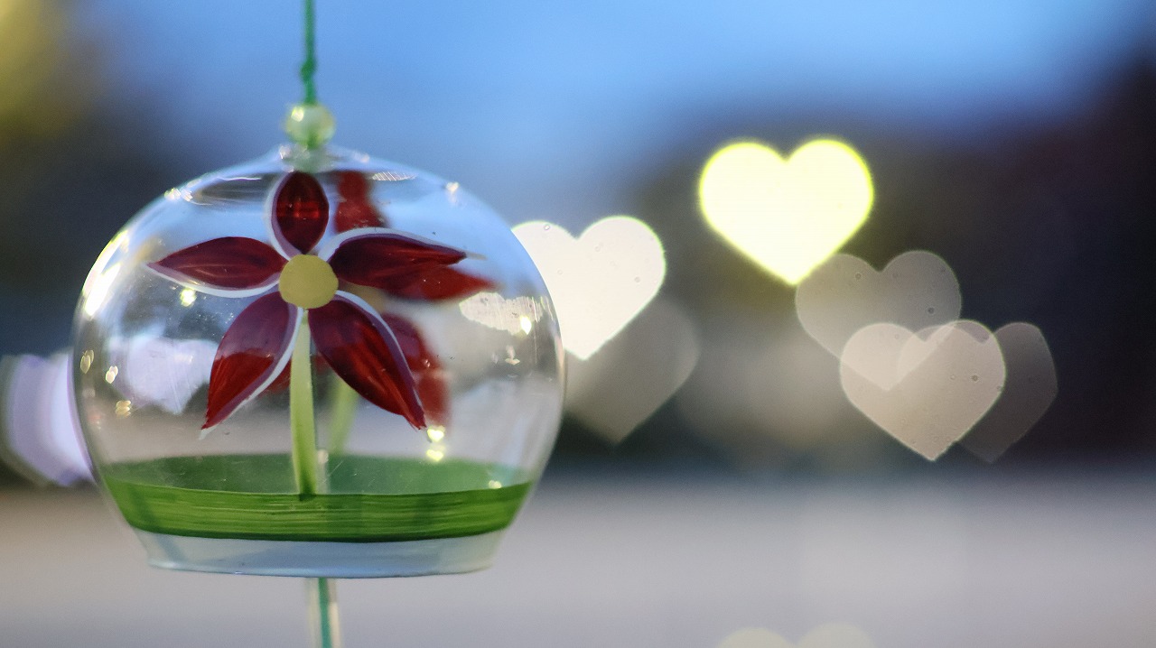 群馬県太田市の太田市運動公園の風鈴と花