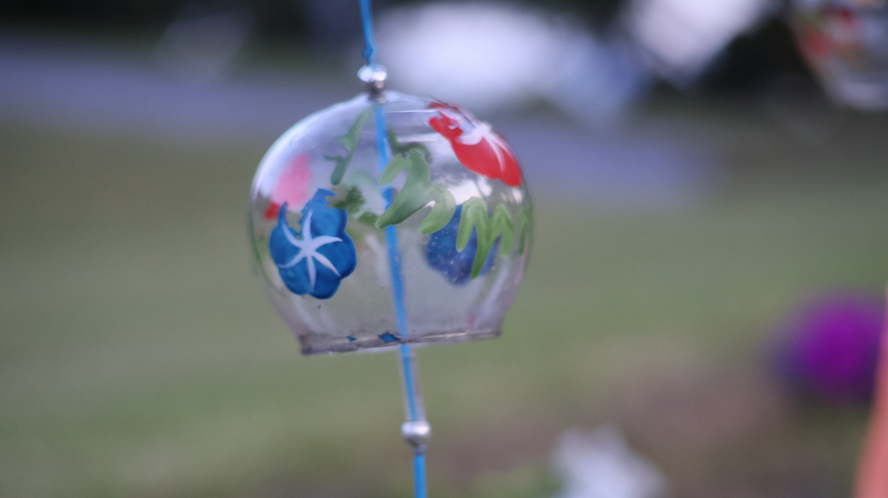 群馬県太田市の太田市運動公園の風鈴と花