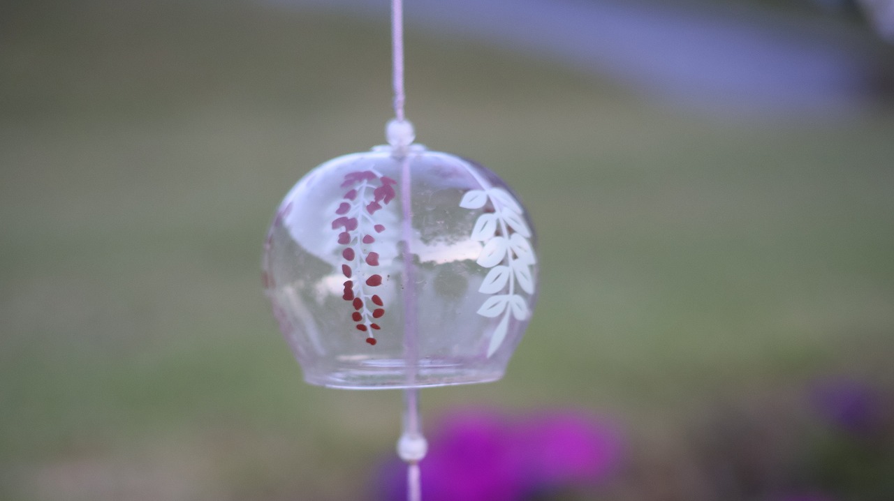 群馬県太田市の太田市運動公園の風鈴と花