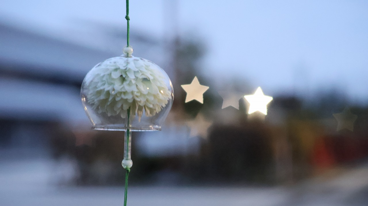 群馬県太田市の太田市運動公園の風鈴と花