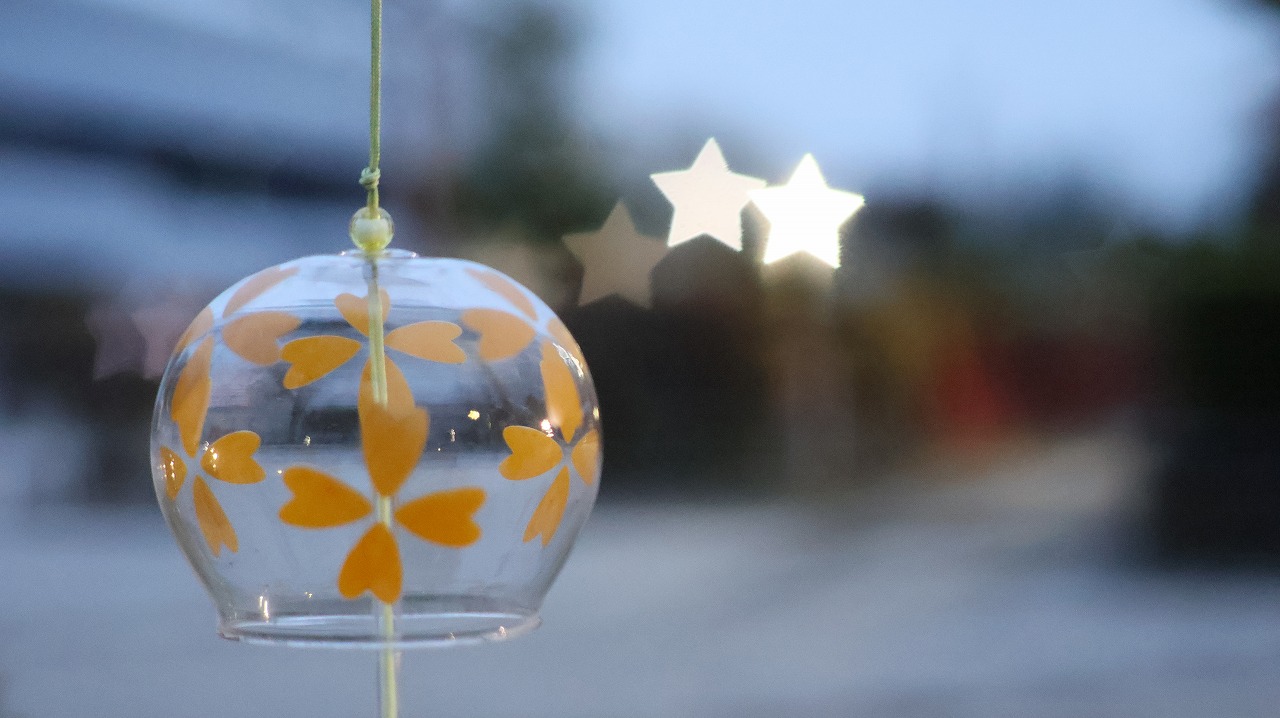 群馬県太田市の太田市運動公園の風鈴と花