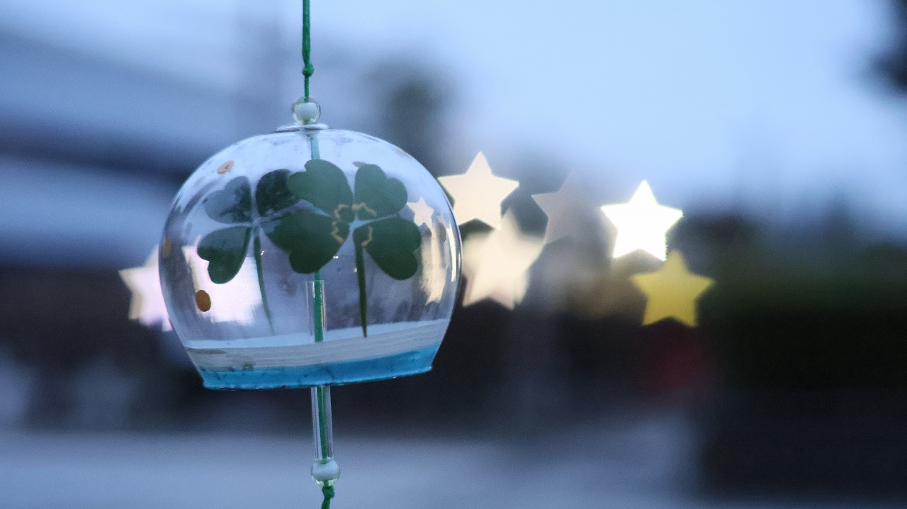 群馬県太田市の太田市運動公園の風鈴と花