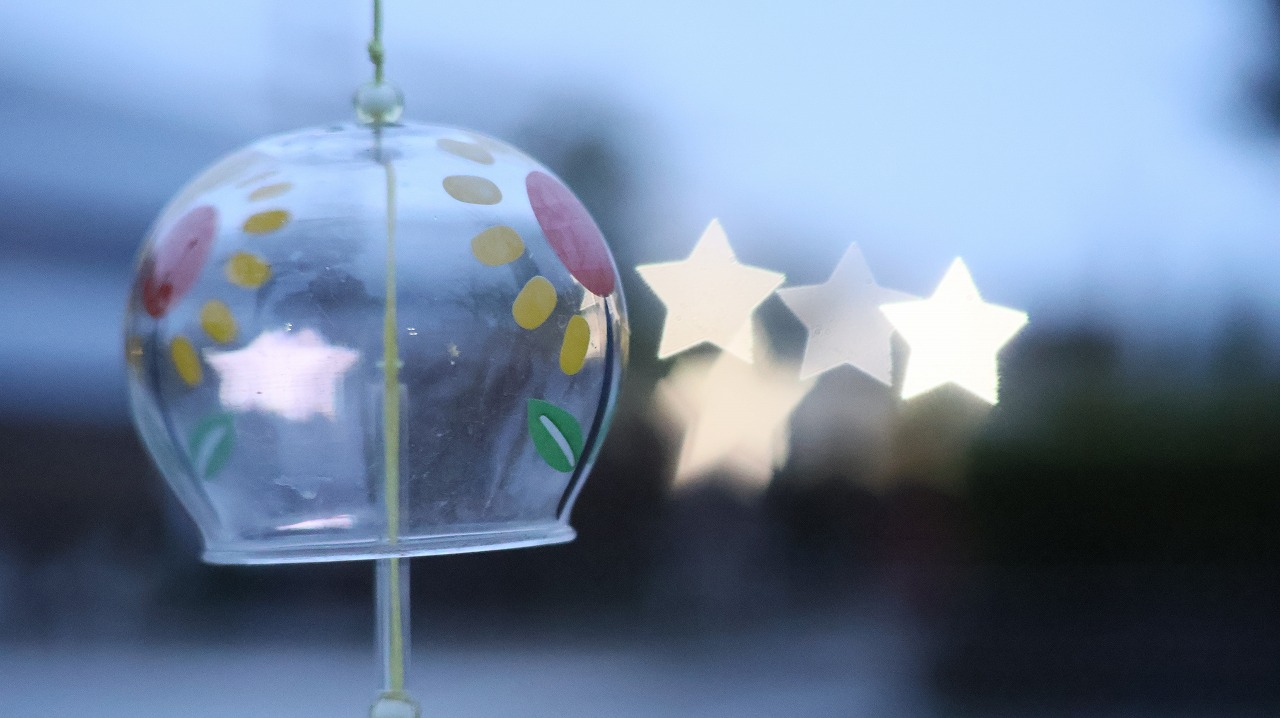 群馬県太田市の太田市運動公園の風鈴と花