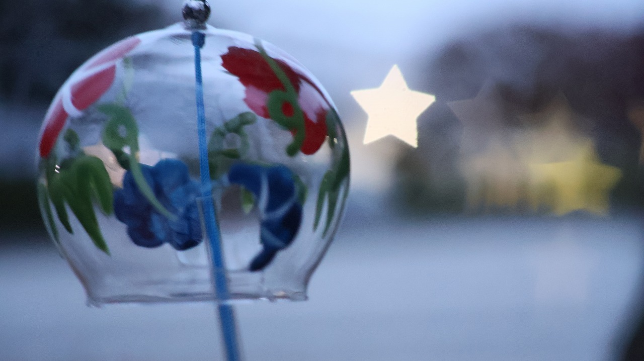 群馬県太田市の太田市運動公園の風鈴と花