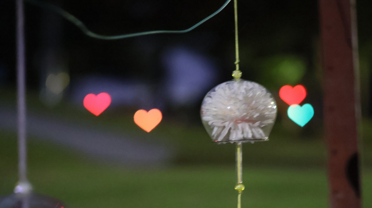 群馬県太田市の太田市運動公園の風鈴と花