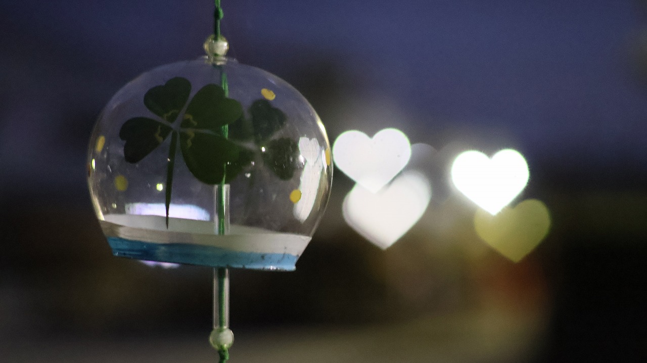 群馬県太田市の太田市運動公園の風鈴と花