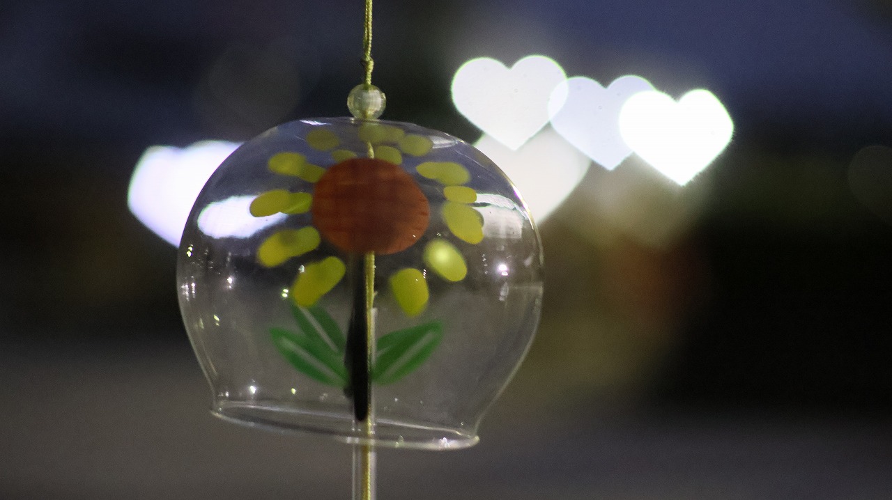 群馬県太田市の太田市運動公園の風鈴と花