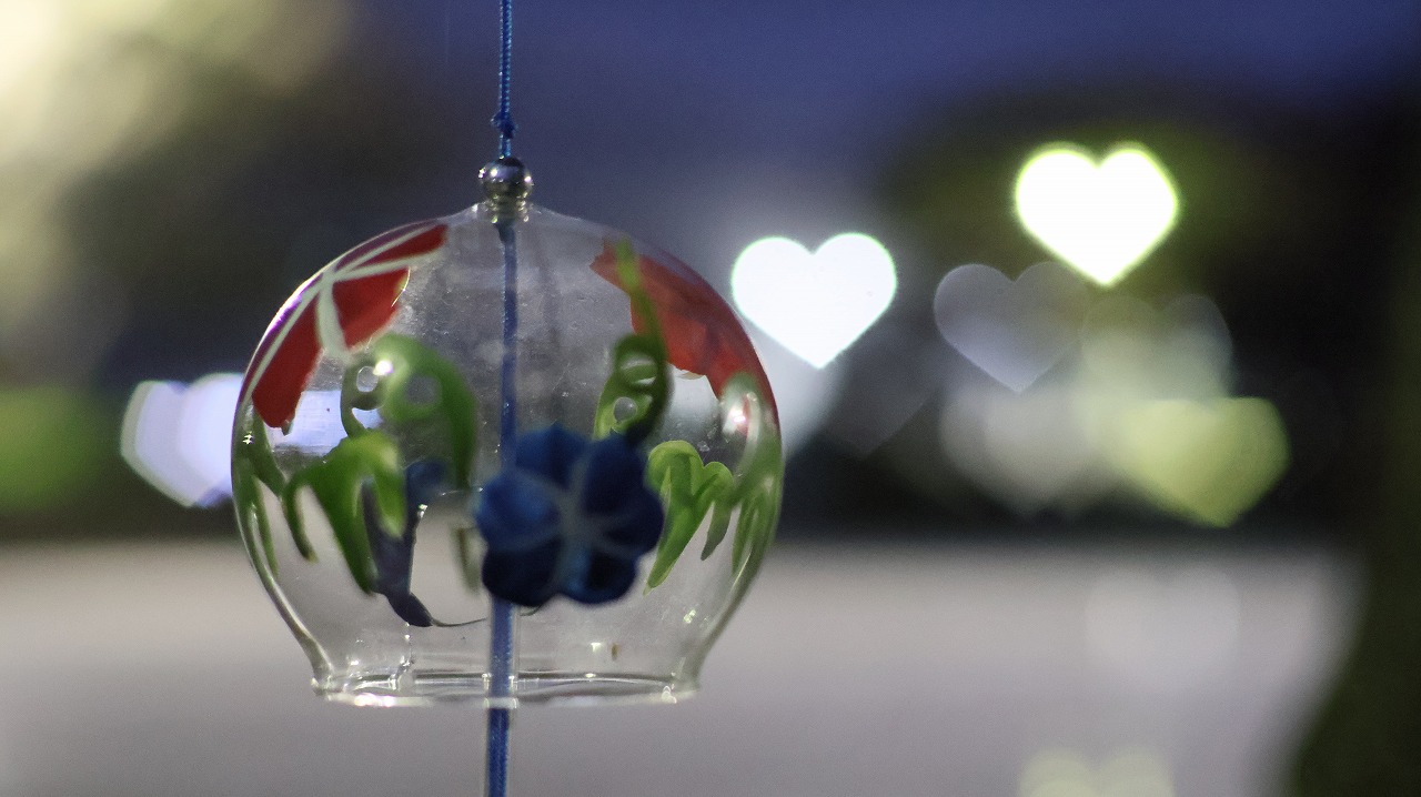 群馬県太田市の太田市運動公園の風鈴と花