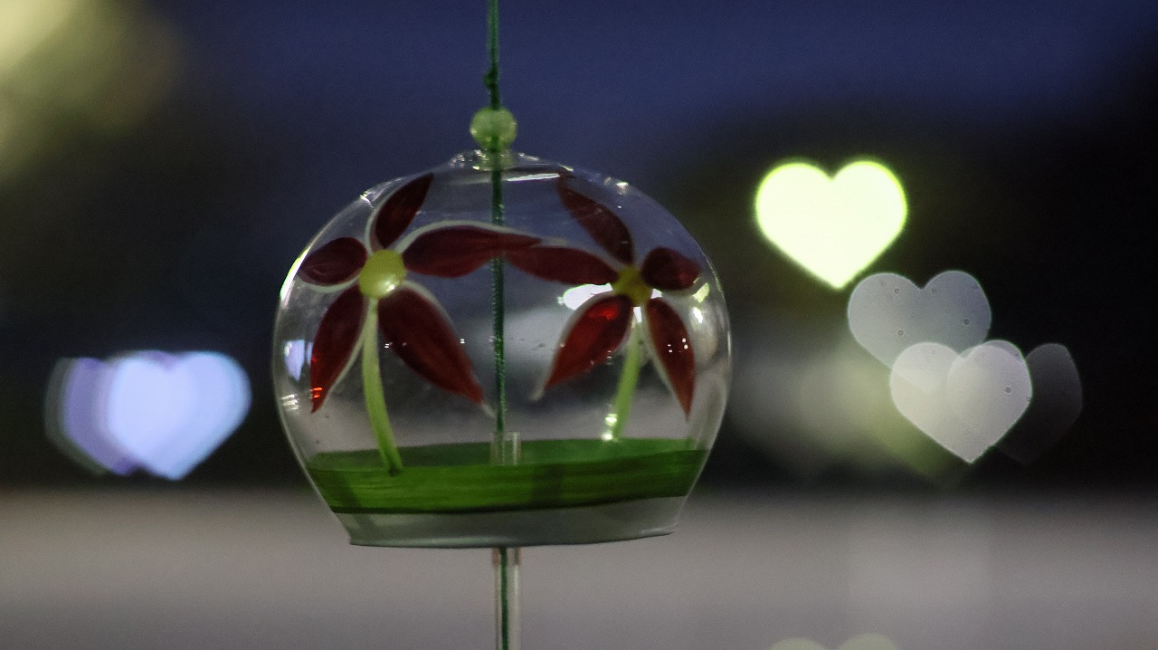 群馬県太田市の太田市運動公園の風鈴と花