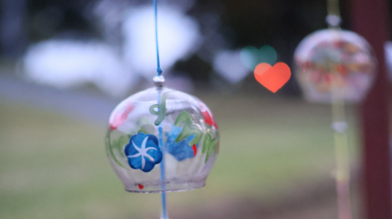 群馬県太田市の太田市運動公園の風鈴と花