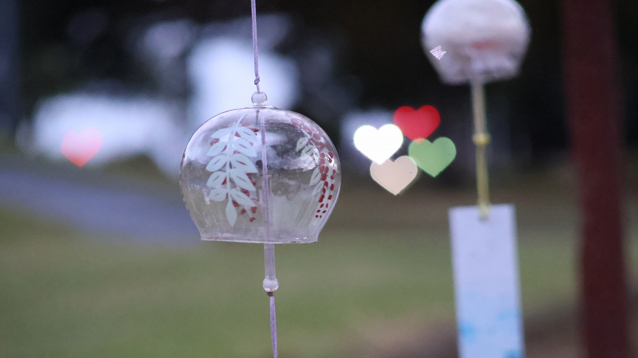 群馬県太田市の太田市運動公園の風鈴と花