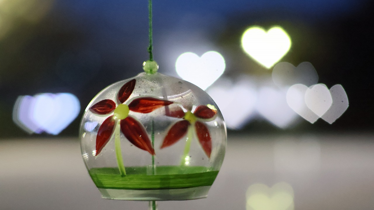 群馬県太田市の太田市運動公園の風鈴と花