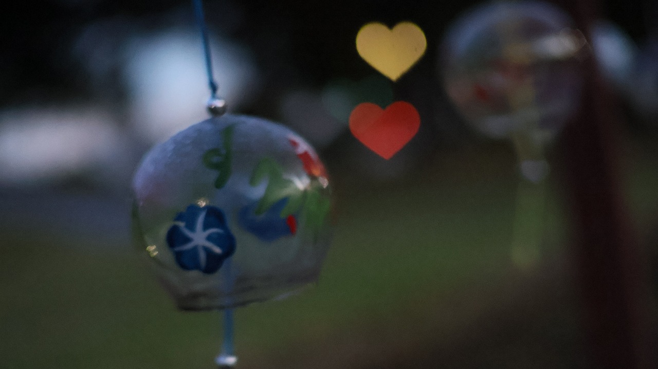 群馬県太田市の太田市運動公園の風鈴と花