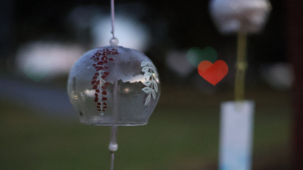 群馬県太田市の太田市運動公園の風鈴と花