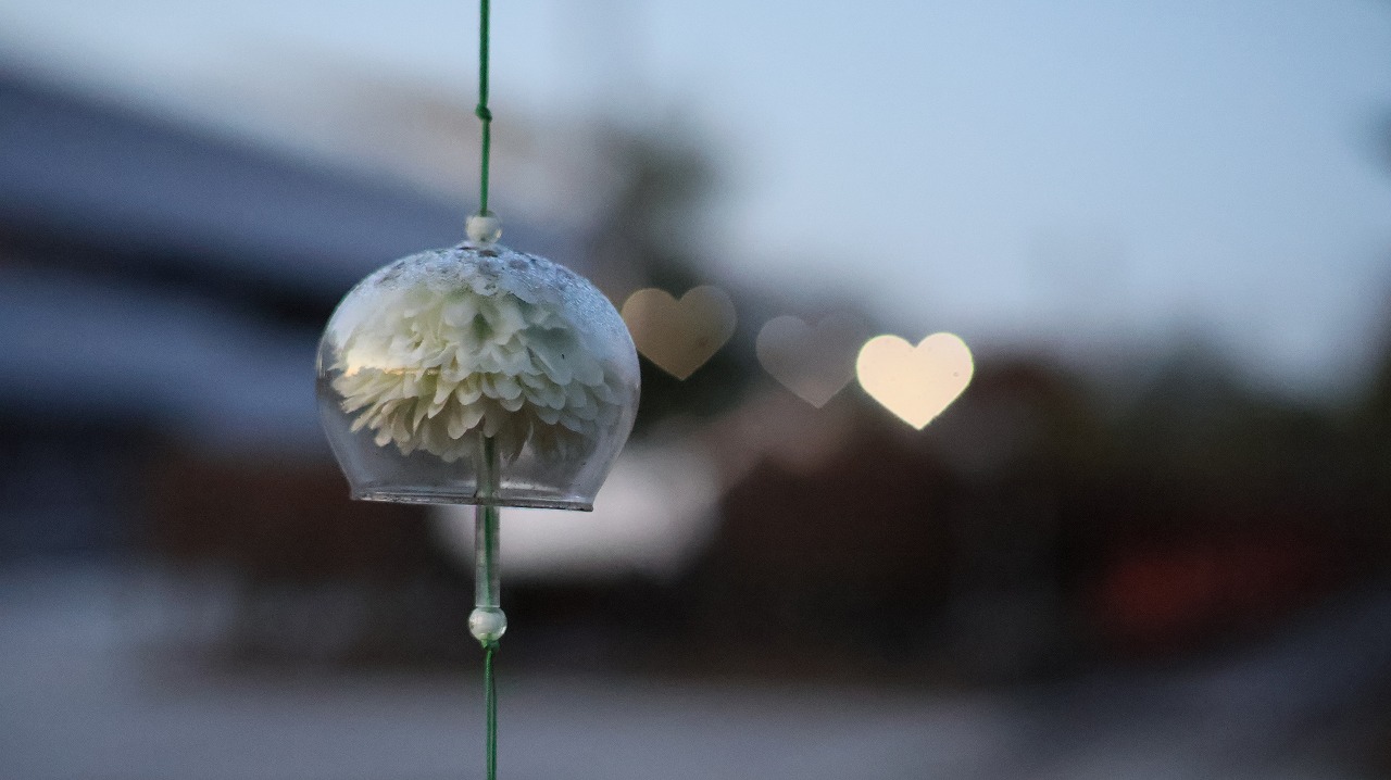 群馬県太田市の太田市運動公園の風鈴と花