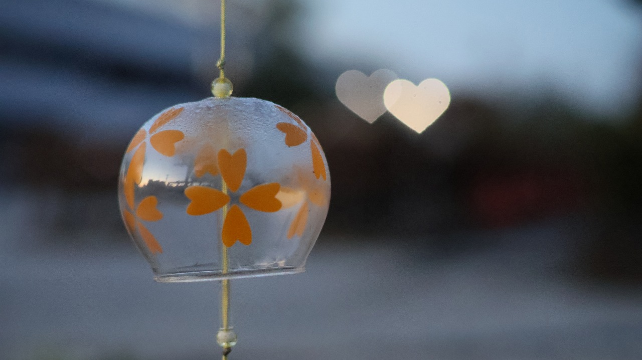 群馬県太田市の太田市運動公園の風鈴と花