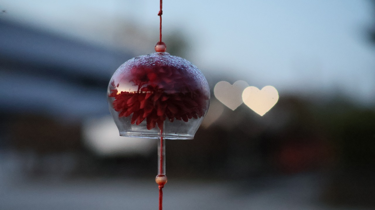 群馬県太田市の太田市運動公園の風鈴と花