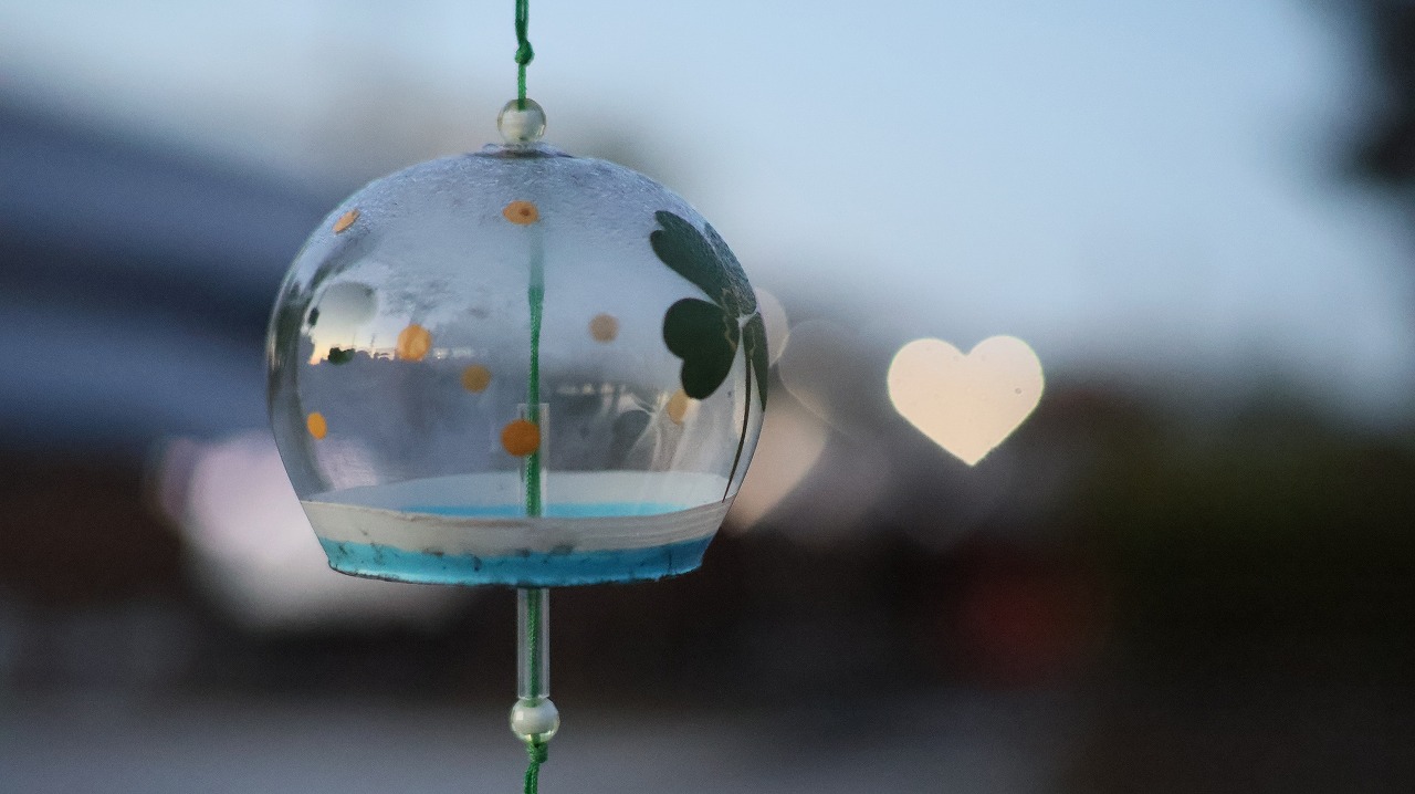 群馬県太田市の太田市運動公園の風鈴と花