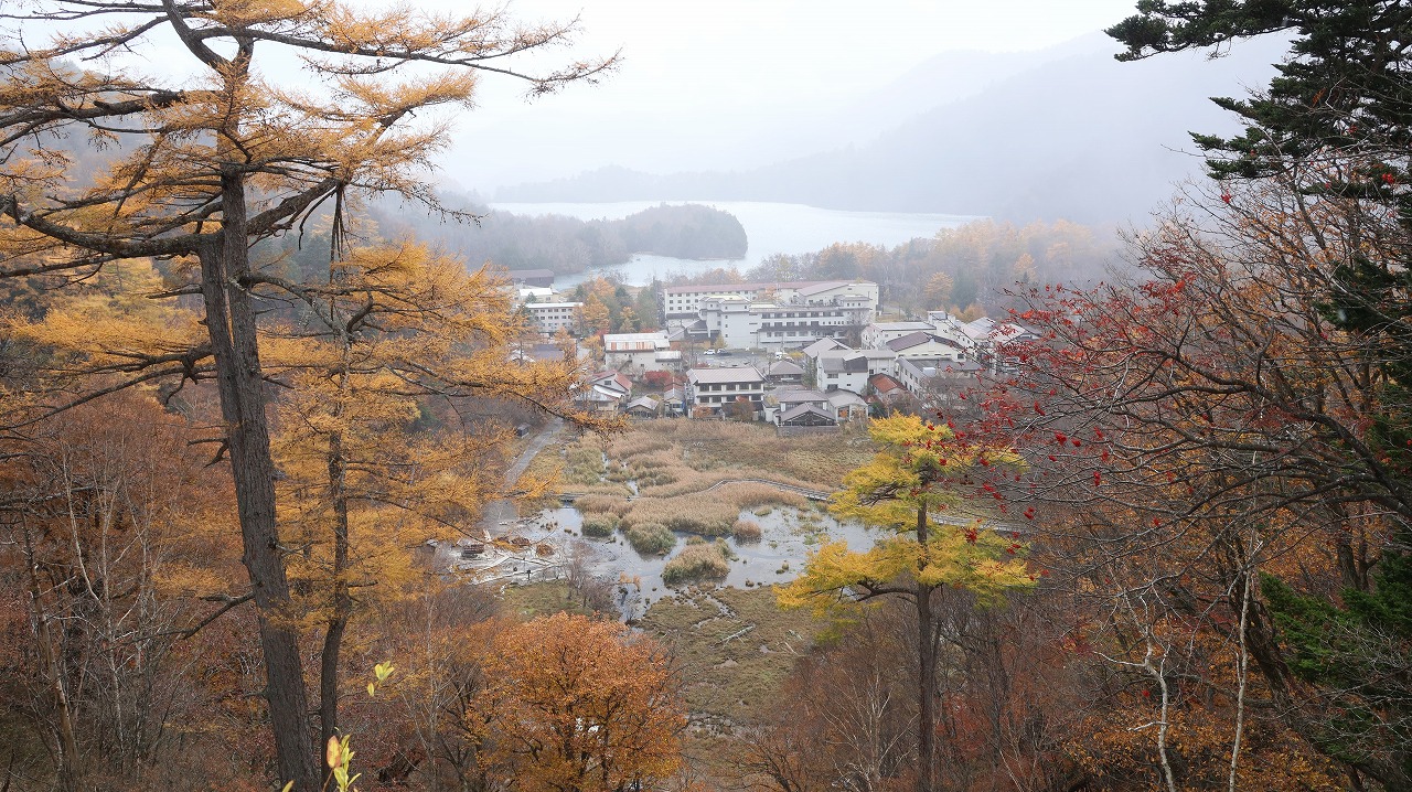 雪の金精峠といろは坂の紅葉