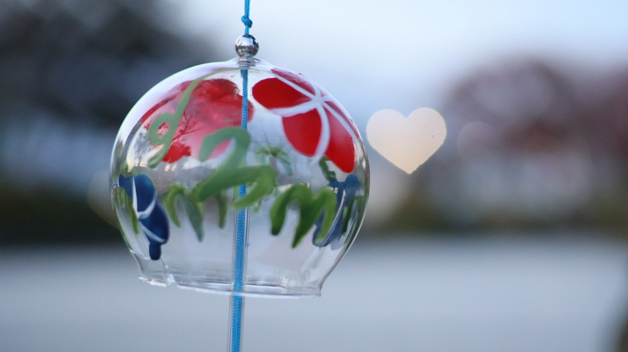 群馬県太田市の太田市運動公園の風鈴と花