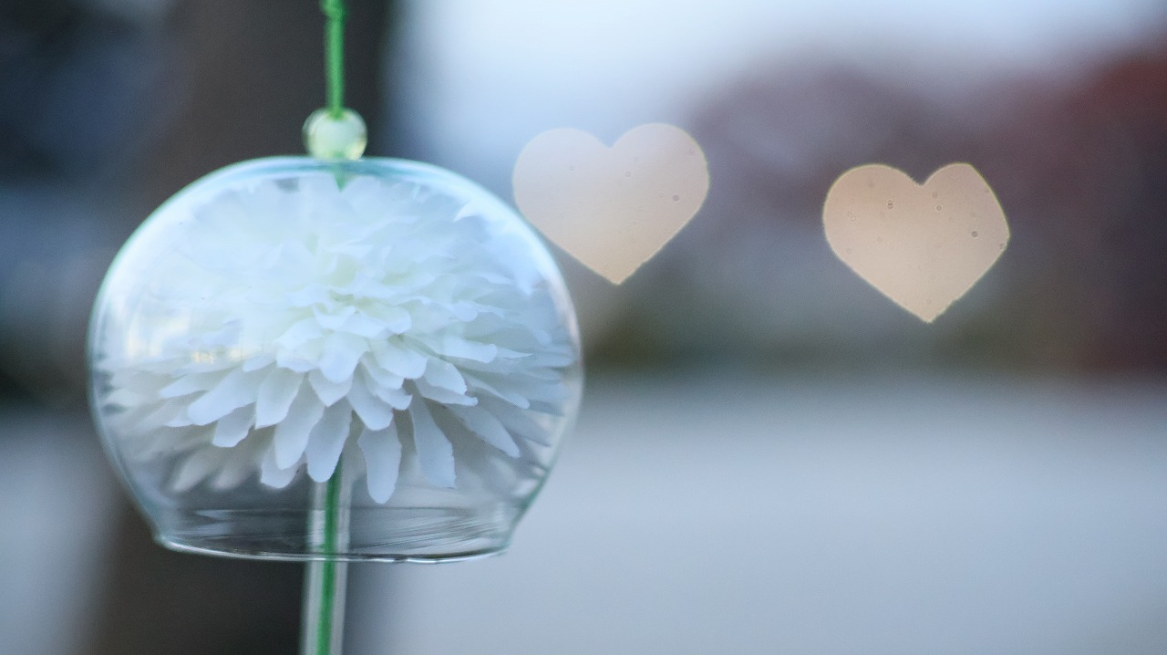 群馬県太田市の太田市運動公園の風鈴と花