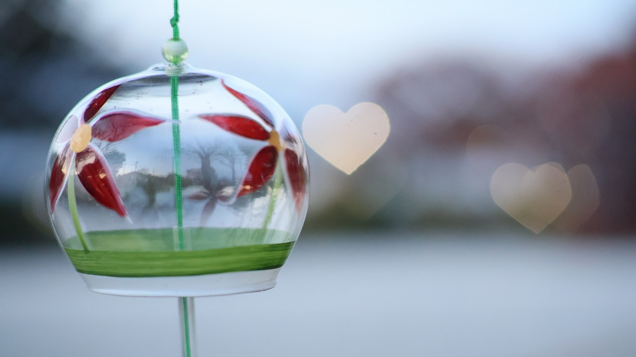 群馬県太田市の太田市運動公園の風鈴と花