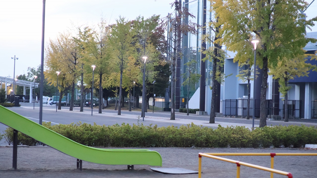 群馬県太田市の太田市運動公園の風鈴と花