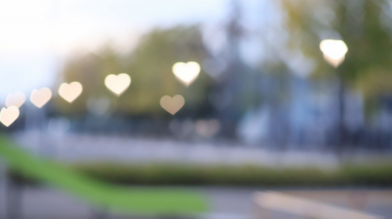 群馬県太田市の太田市運動公園の風鈴と花