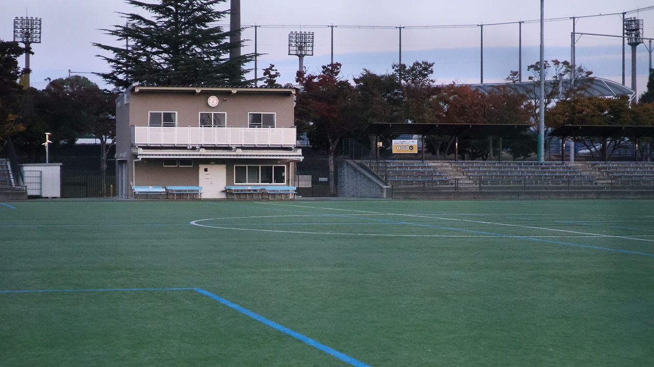 群馬県太田市の太田市運動公園の風鈴と花