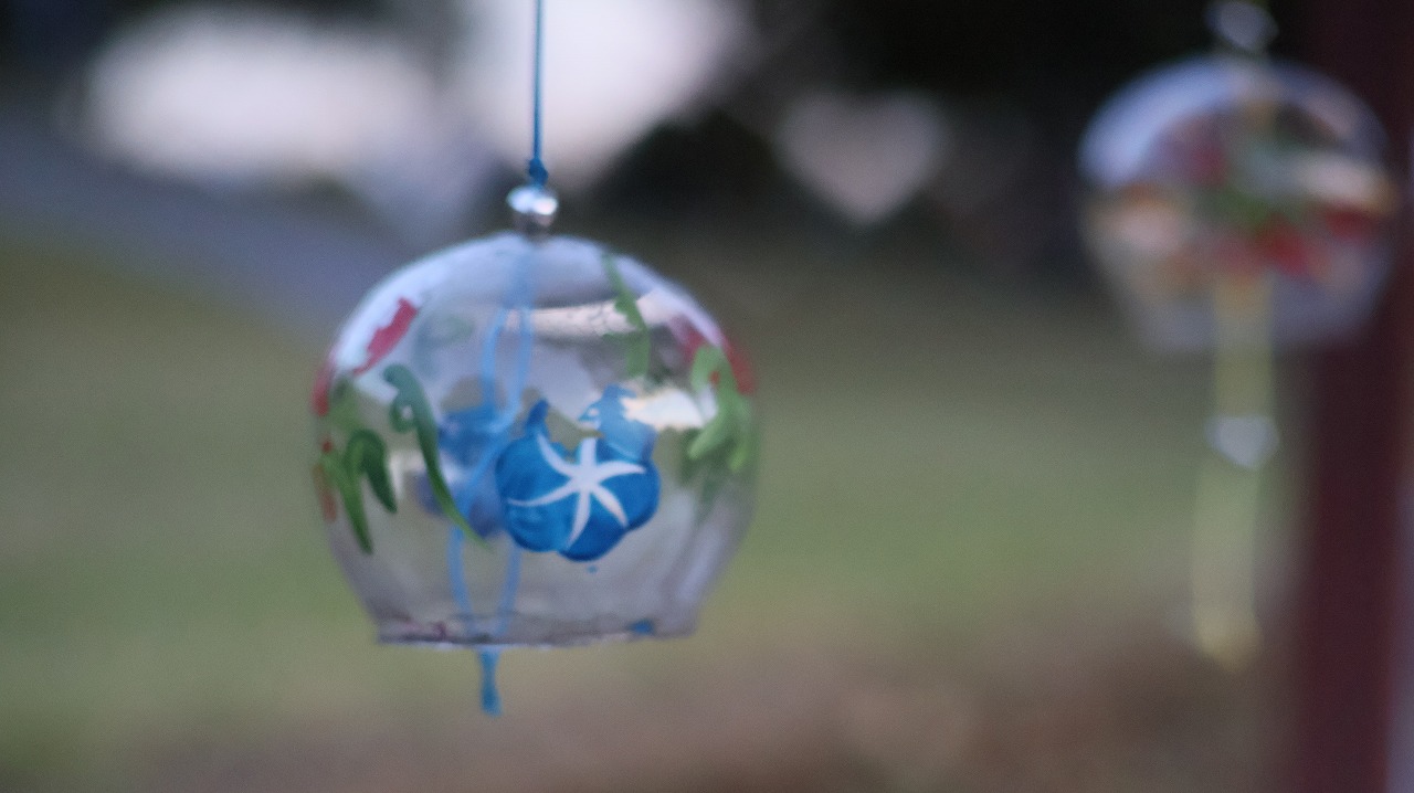 群馬県太田市の太田市運動公園の風鈴と花