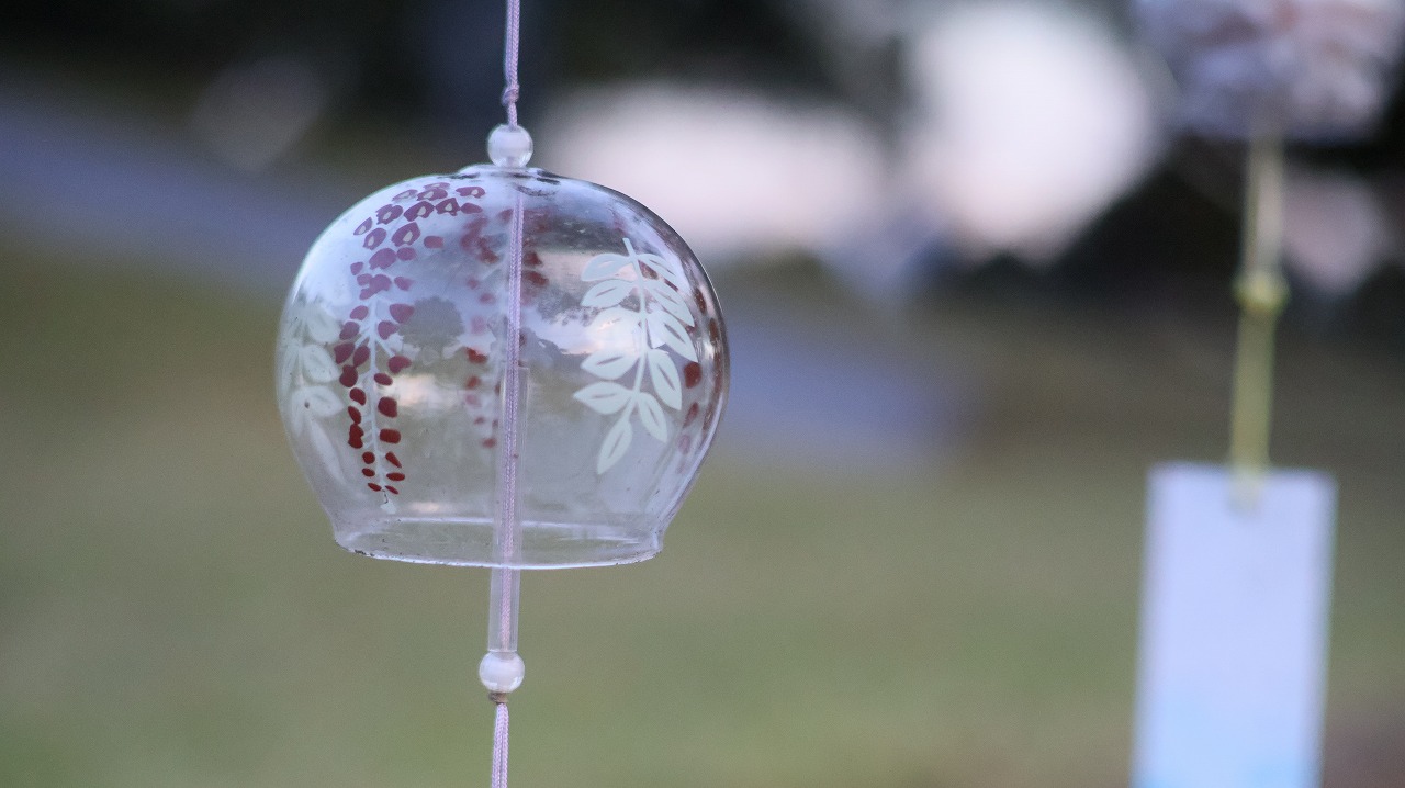 群馬県太田市の太田市運動公園の風鈴と花