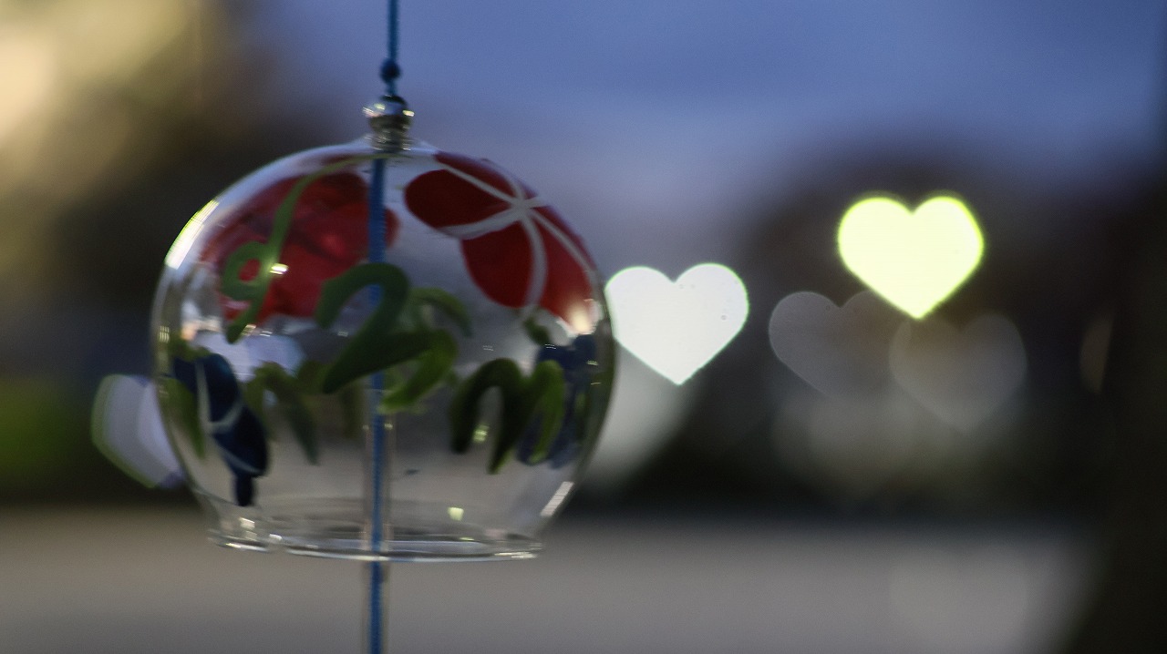 群馬県太田市の太田市運動公園の風鈴と花