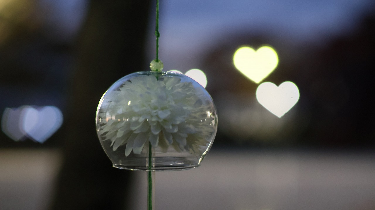 群馬県太田市の太田市運動公園の風鈴と花