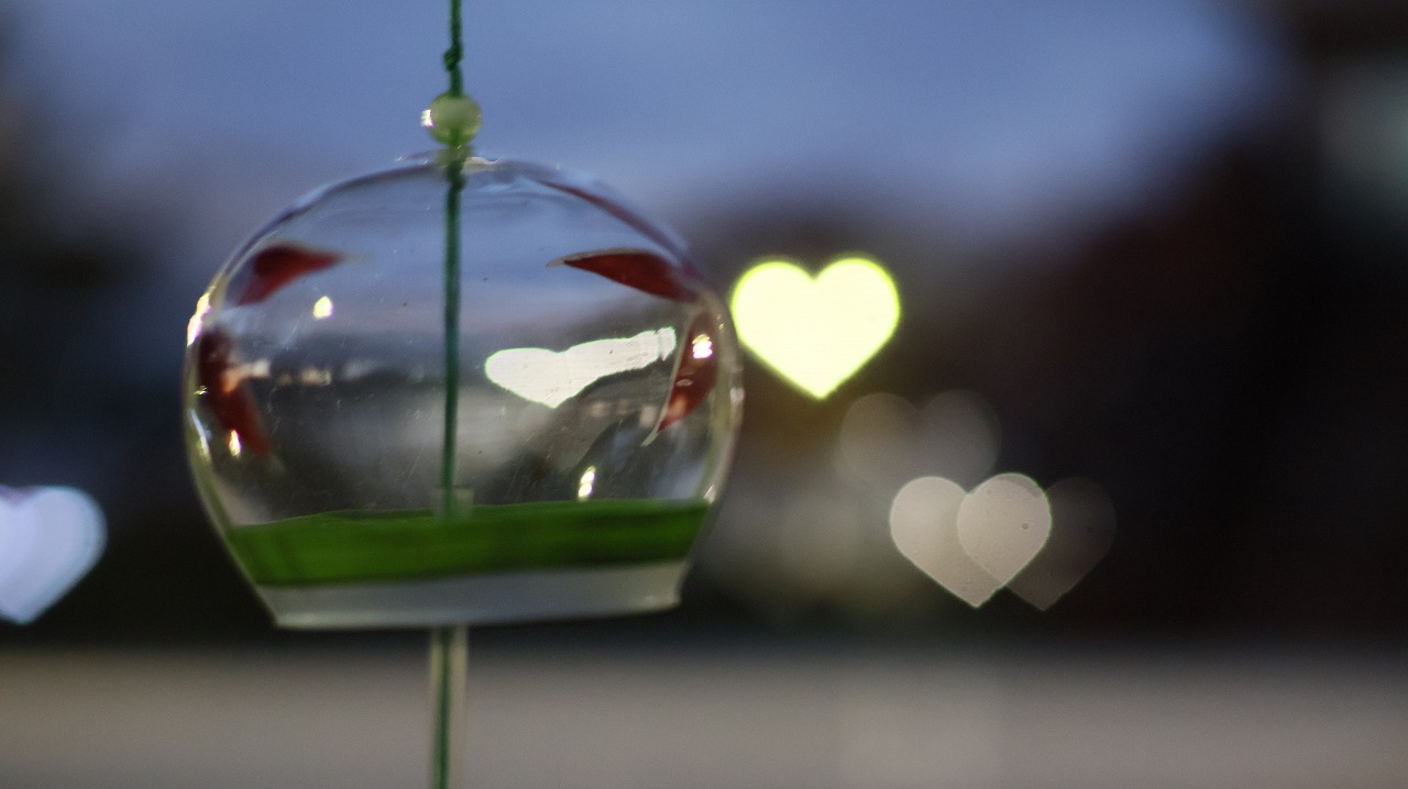 群馬県太田市の太田市運動公園の風鈴と花