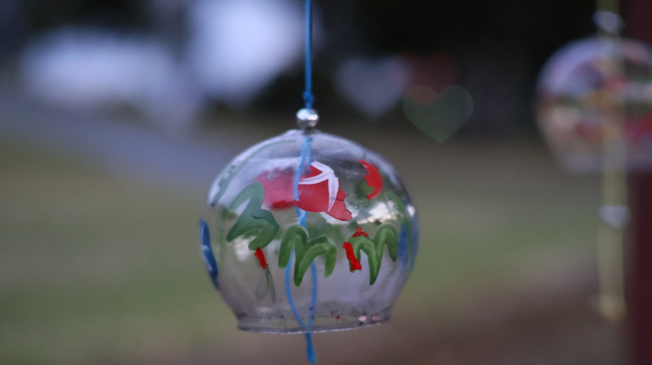 群馬県太田市の太田市運動公園の風鈴と花