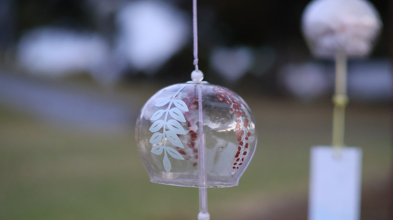 群馬県太田市の太田市運動公園の風鈴と花