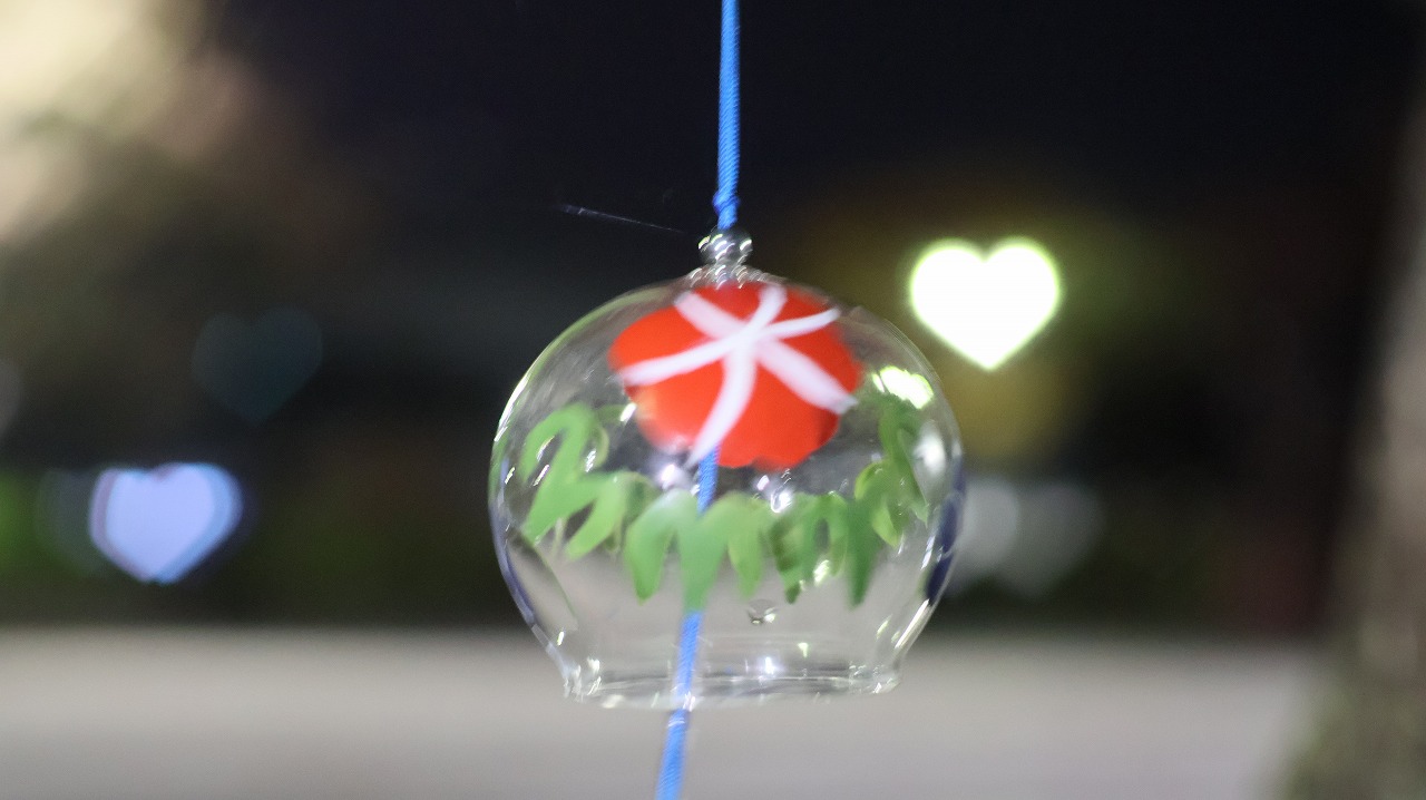 群馬県太田市の太田市運動公園の風鈴と花