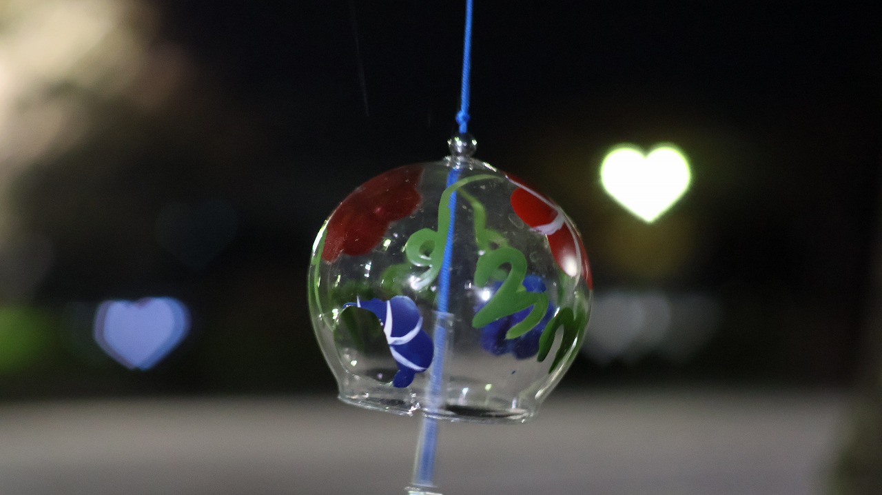 群馬県太田市の太田市運動公園の風鈴と花