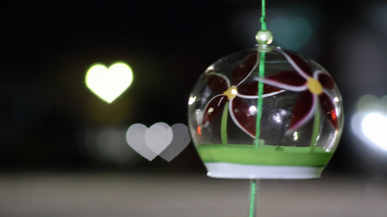 群馬県太田市の太田市運動公園の風鈴と花