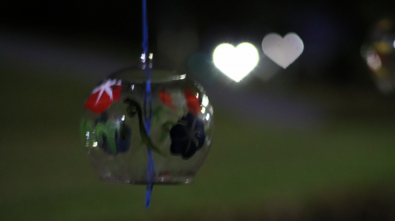 群馬県太田市の太田市運動公園の風鈴と花