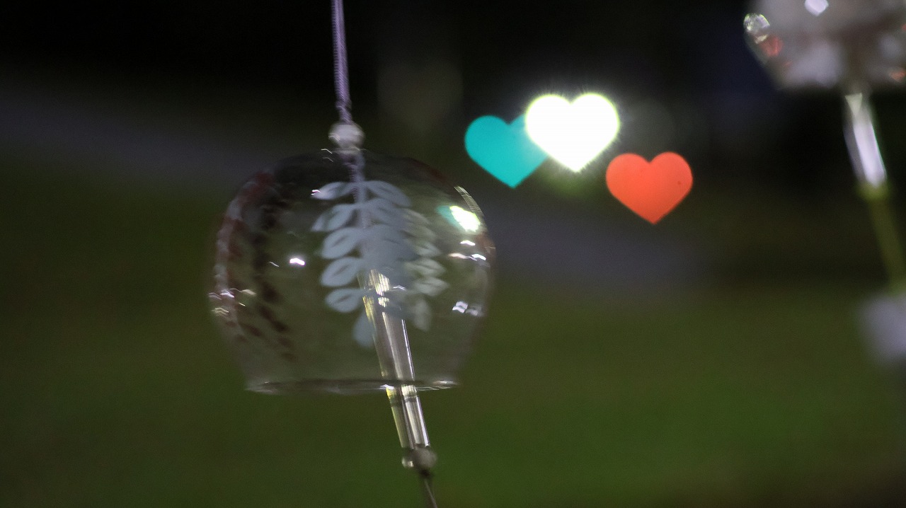 群馬県太田市の太田市運動公園の風鈴と花